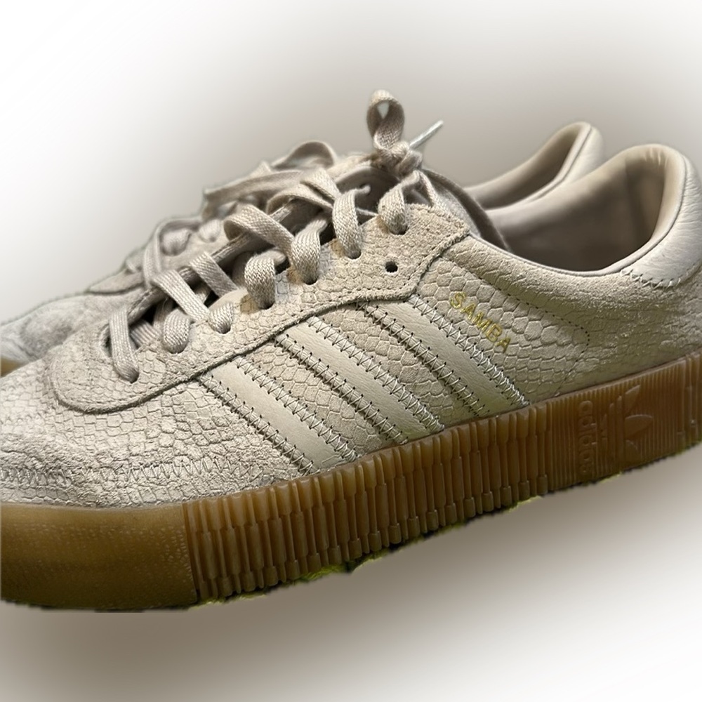 Adidas Samba women’s “Sambarose” snakeskin texture size 8 in cream/off-white.